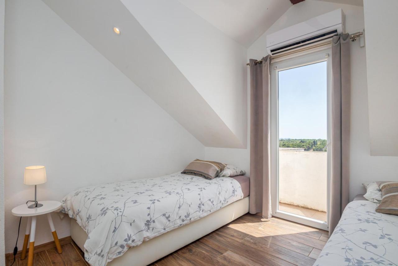 Villa Oasis With Private Pool Milna  Bagian luar foto