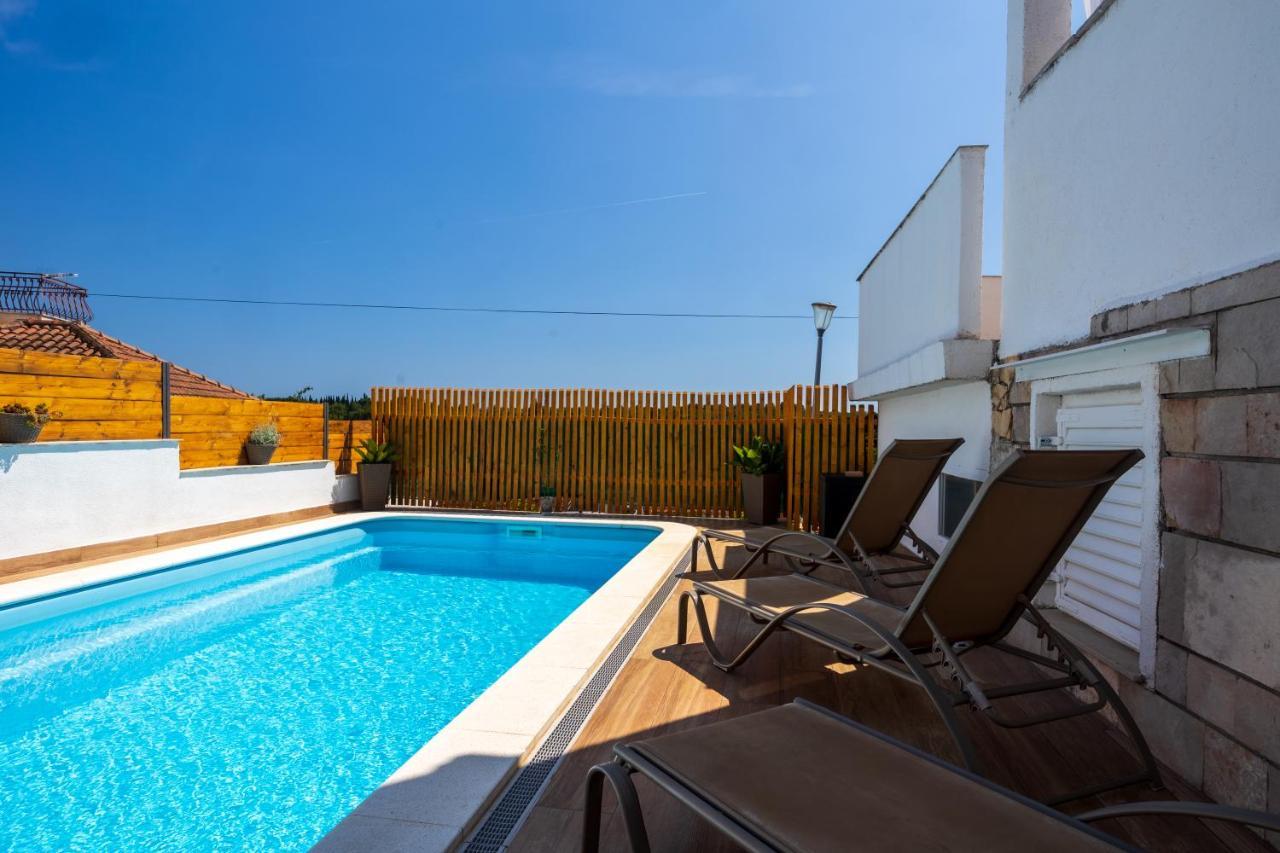 Villa Oasis With Private Pool Milna  Bagian luar foto